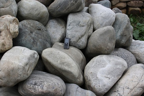 Kamenclub.ru: Речной валун Кабанчик фр.300-500 мм.  купить в Воронеже крупный природный камень галька серый, темно-серый речной валун галечник масштабный 7000 руб/т   фото КАМЕНЬ КЛУБ