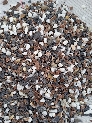 Kamenclub.ru: Мраморная крошка (щебень крошка микс : белый-черный-розовый) фр. 5-10 мм.  купить в Воронеже мрамор белый, черный, розовый, разноцветный микс декоративная мраморная каменная крошка 12000 руб/т   фото КАМЕНЬ КЛУБ