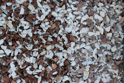 Kamenclub.ru: Мраморная крошка (щебень крошка микс: белый-розовый) фр. 10-20 мм.  купить в Воронеже мрамор белый, розовый каменный декоративный ландшафтный щебень 12000 руб/т   фото КАМЕНЬ КЛУБ